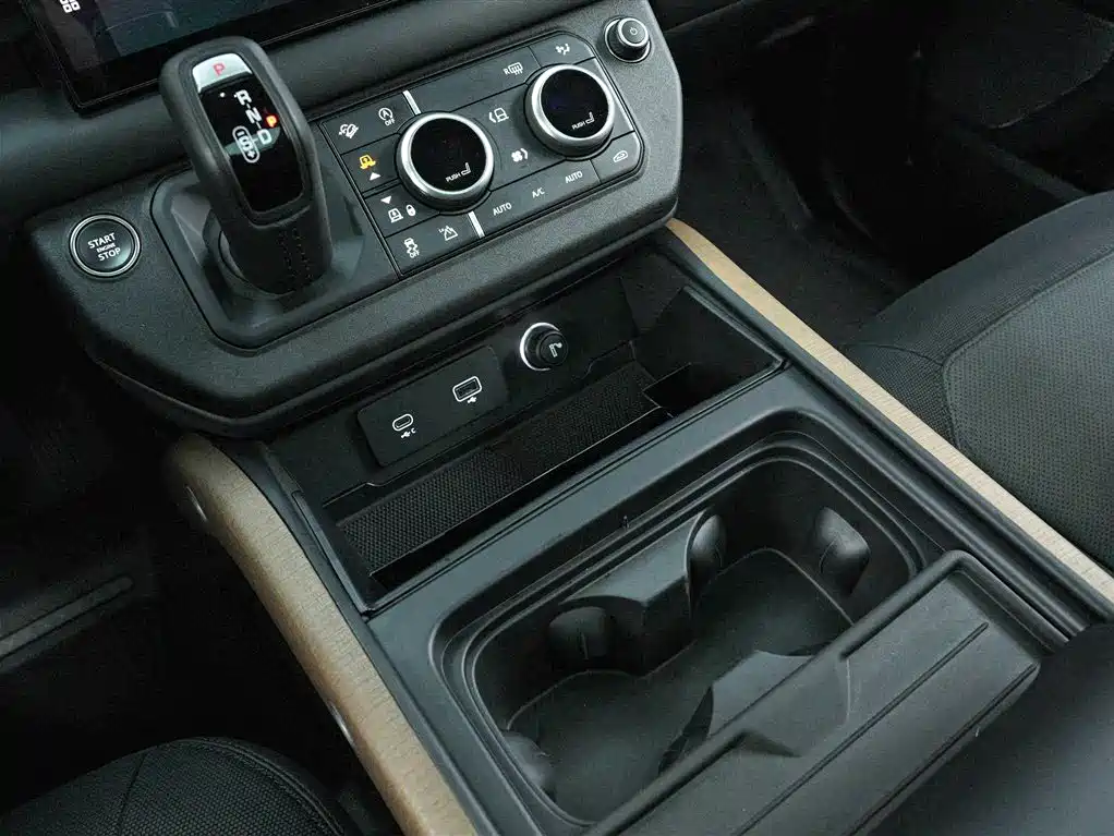Land Rover Defender 2024 — фото 10