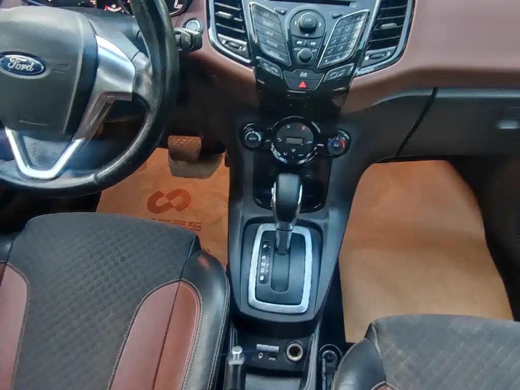 Ford Fiesta 2014 — фото 11