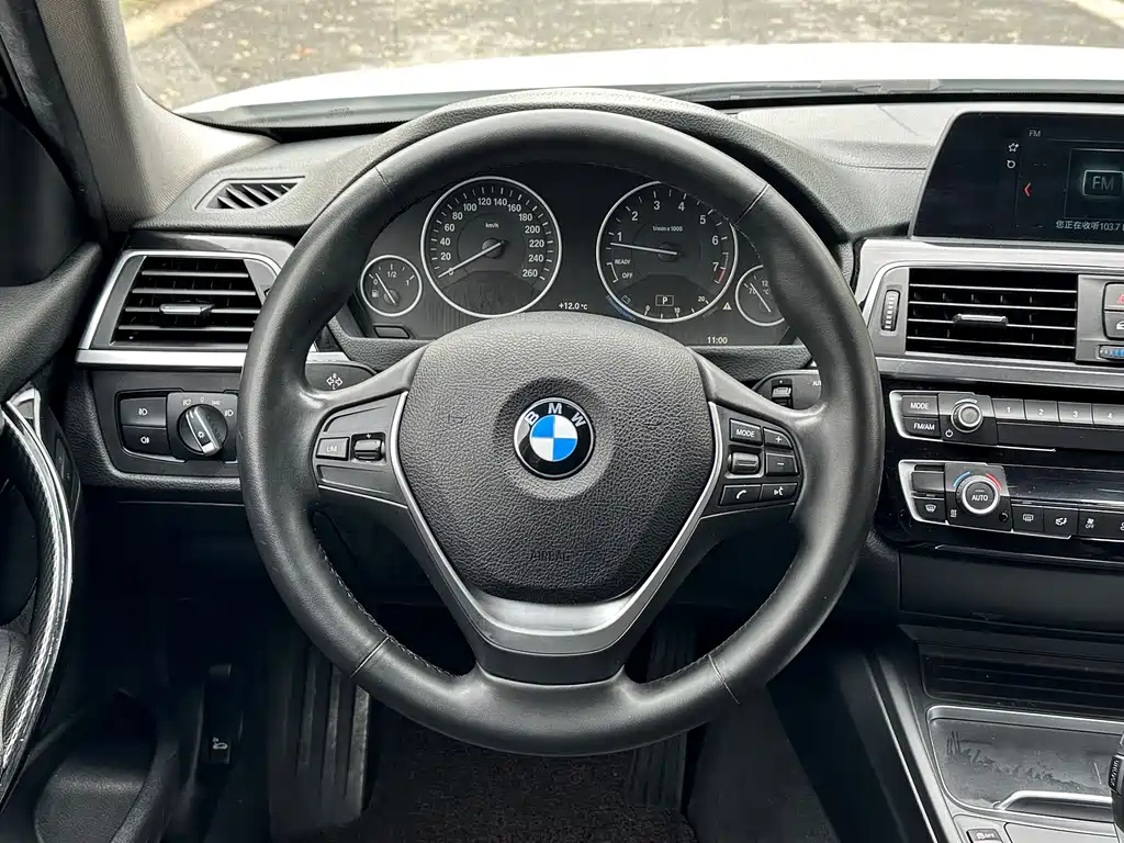 BMW 3 Series 2018 — фото 13