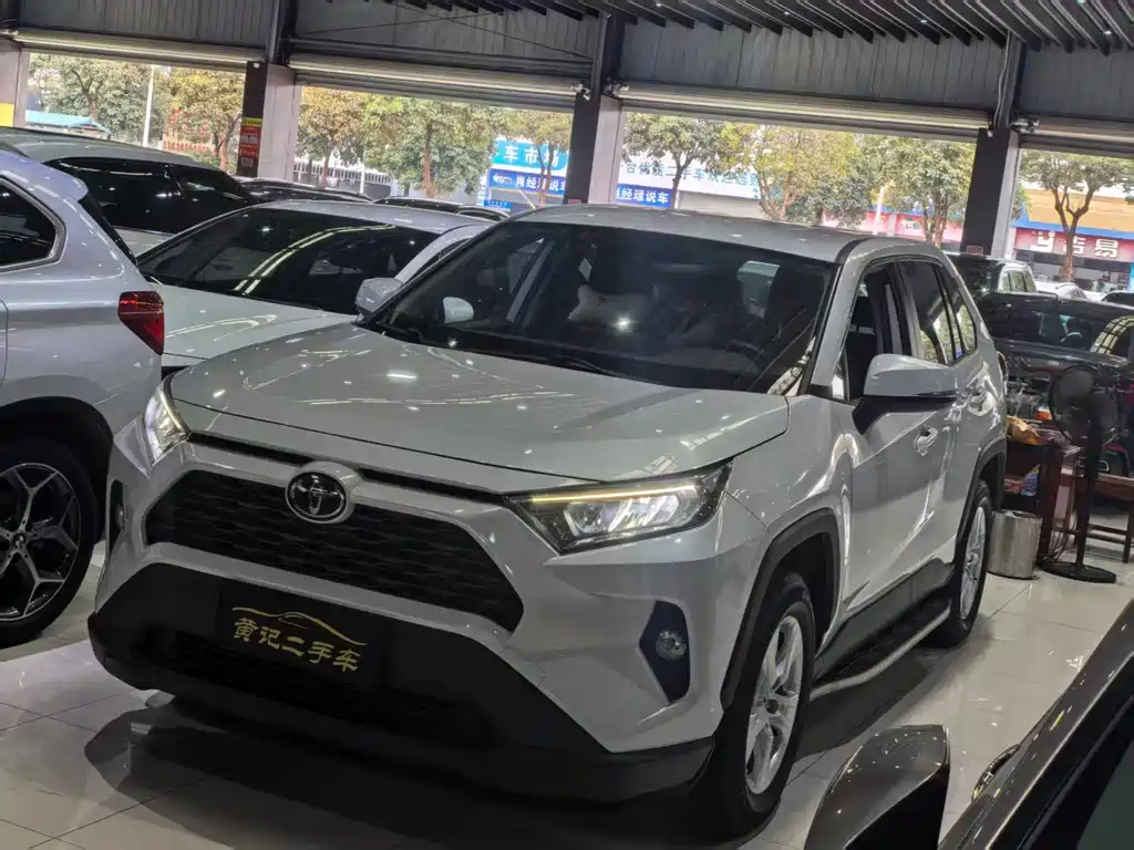 Toyota RAV4 2022 — фото 1
