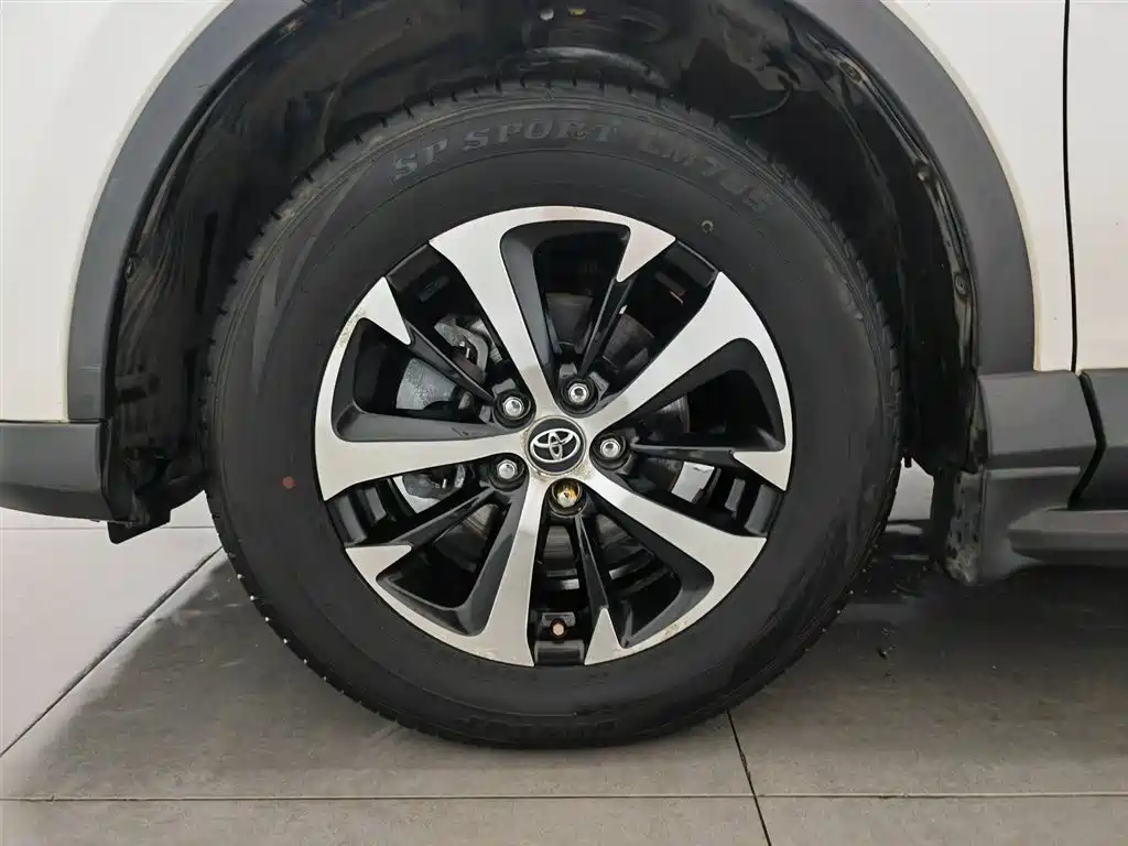 Toyota RAV4 2017 — фото 17