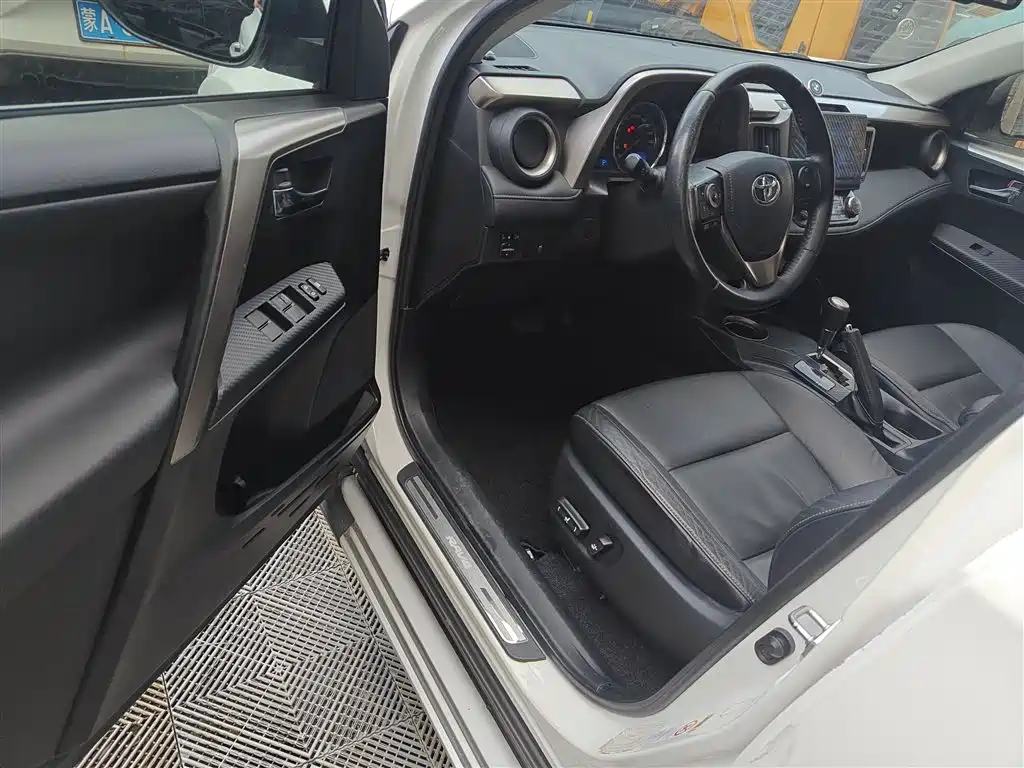 Toyota RAV4 2014 — фото 12