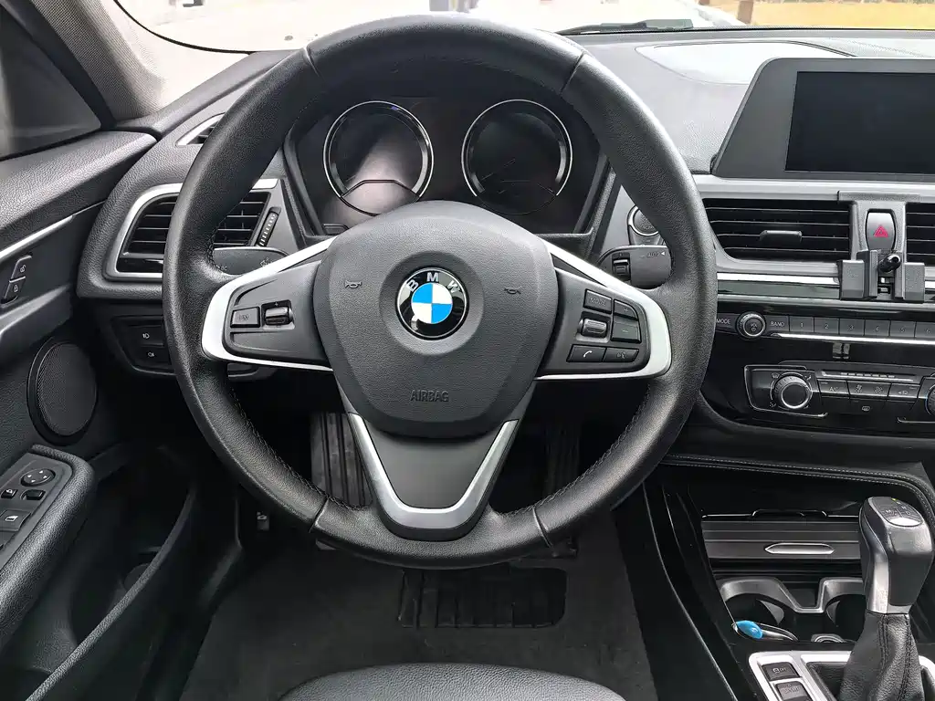 BMW 1 Series 2018 — фото 9
