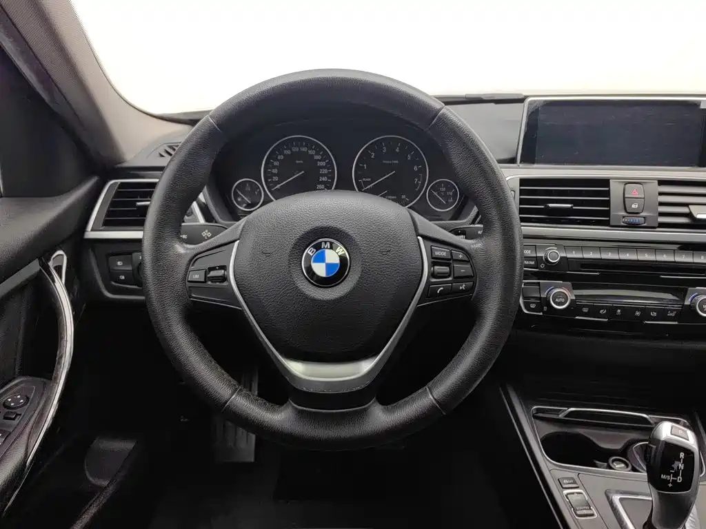 BMW 3 Series 2017 — фото 11