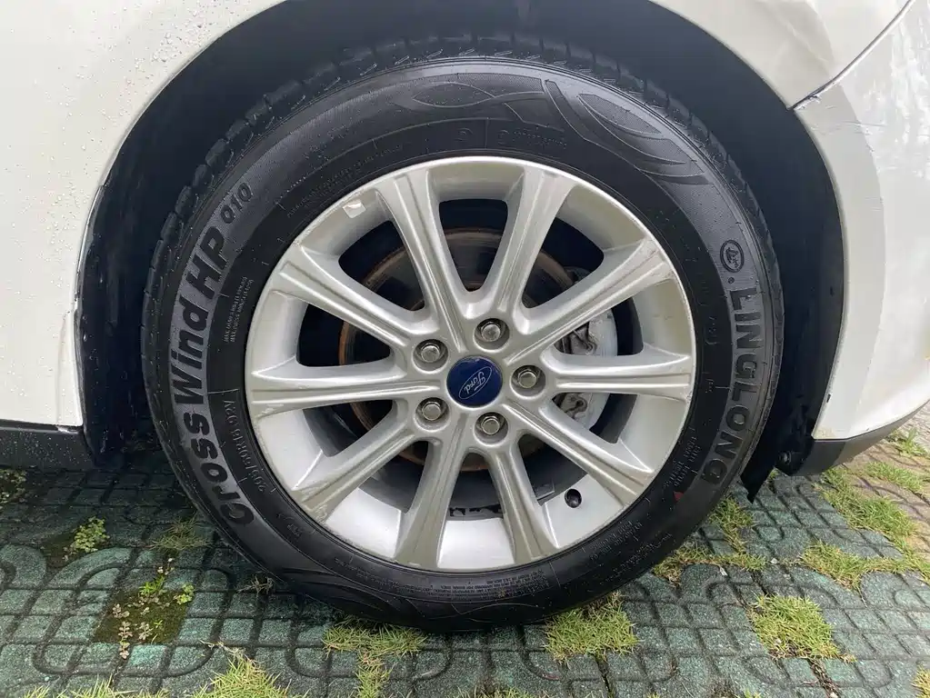 Ford Focus 2014 — фото 12