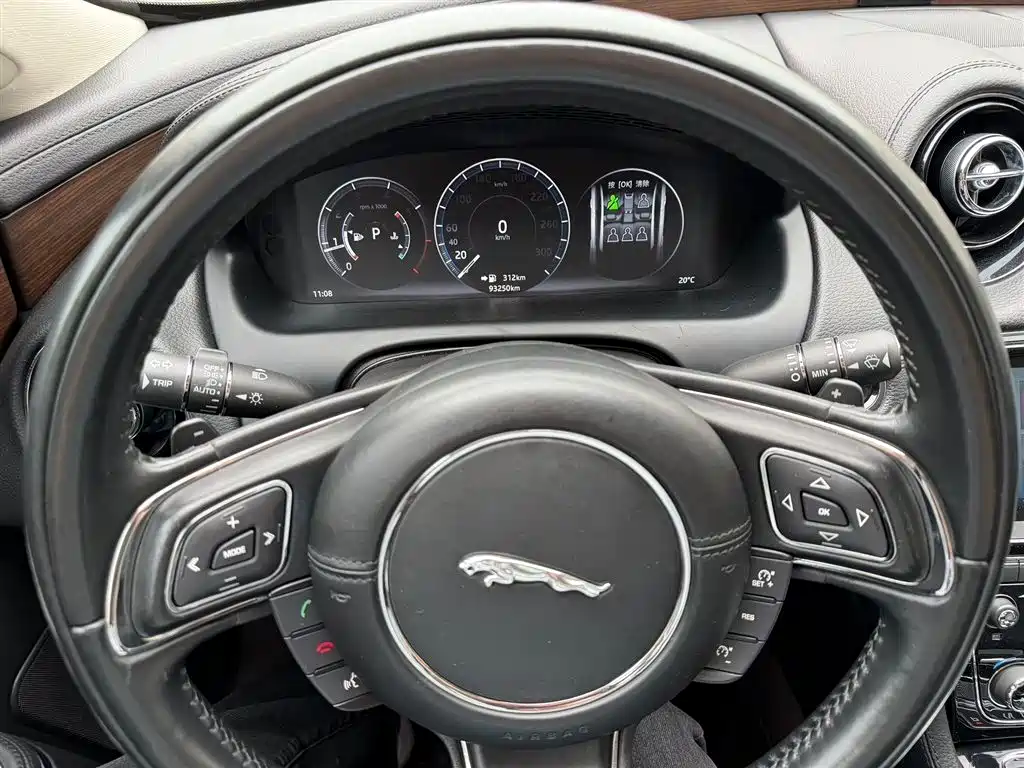 Jaguar XJ 2016 — фото 9