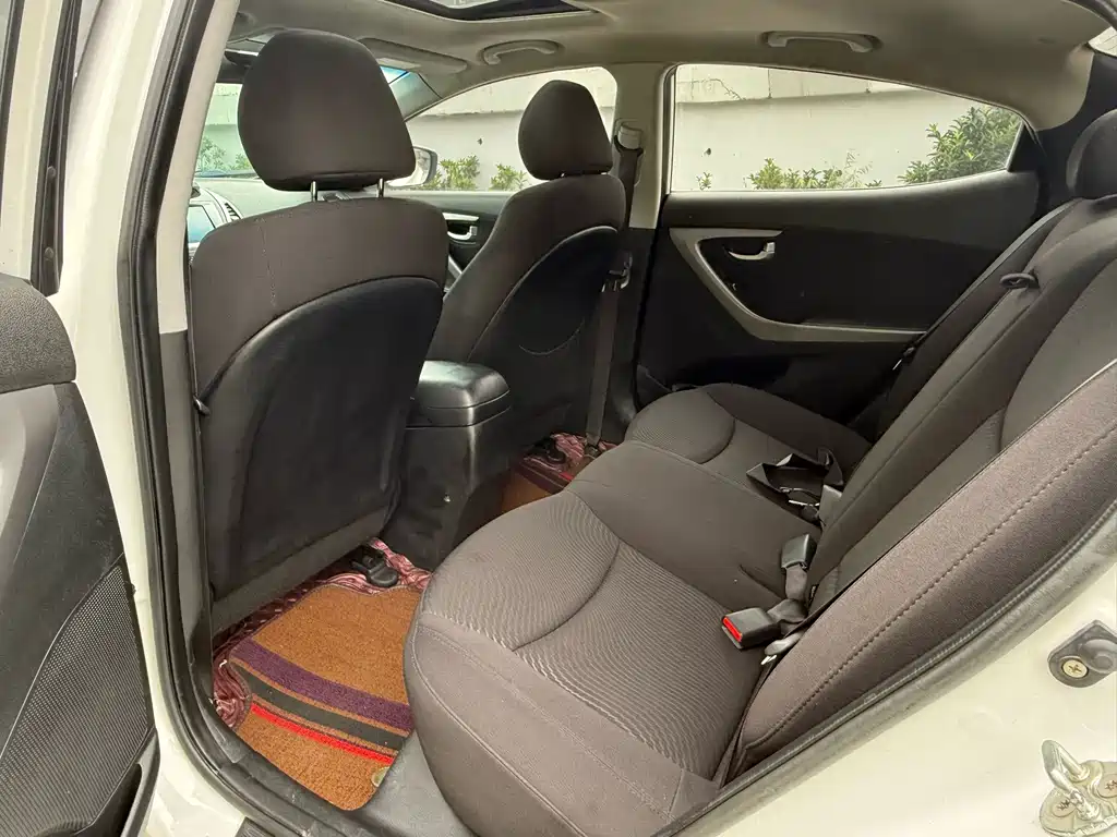 Hyundai Elantra 2015 — фото 10