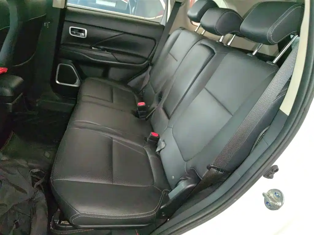Mitsubishi Outlander 2017 — фото 17