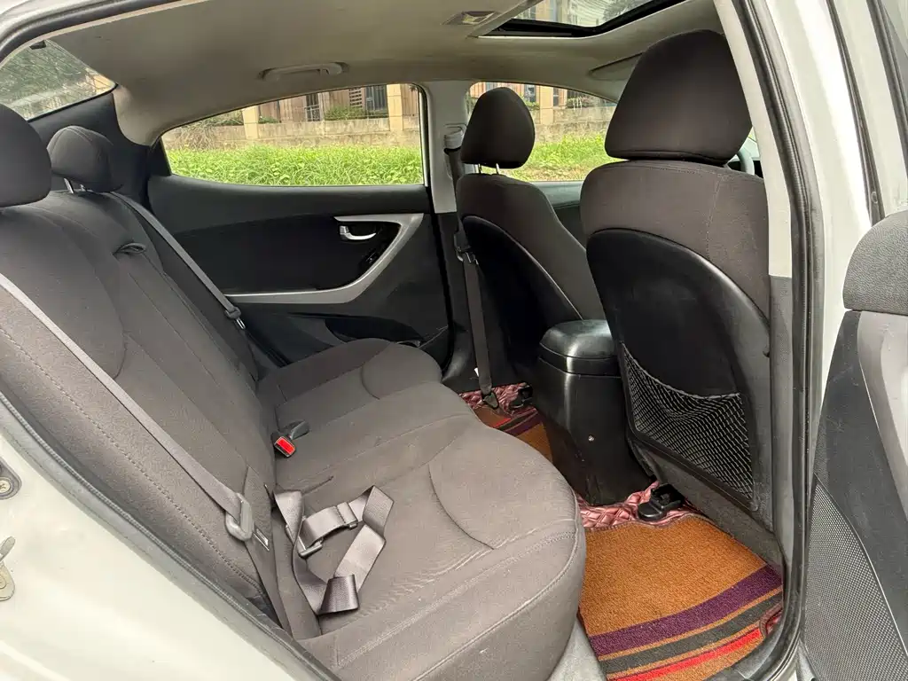 Hyundai Elantra 2015 — фото 14