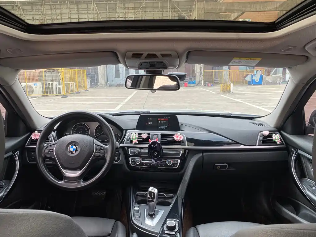 BMW 3 Series 2018 — фото 10