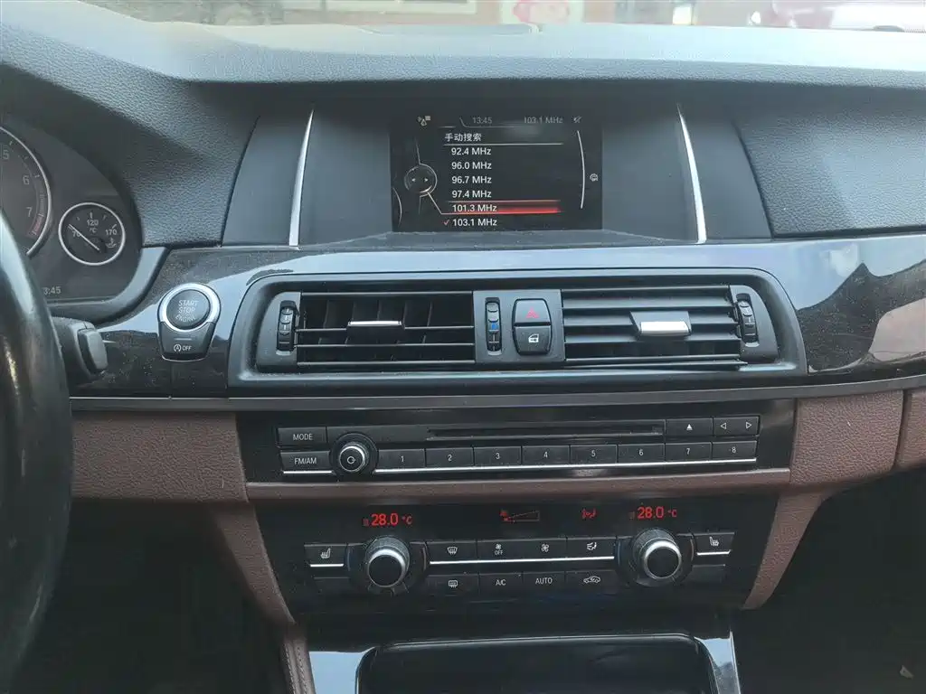 BMW 5 Series 2017 — фото 10