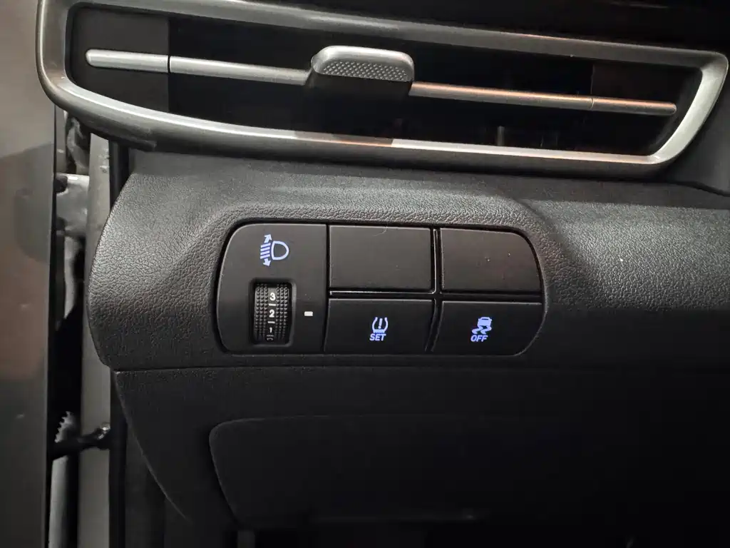 Hyundai Elantra 2023 — фото 24