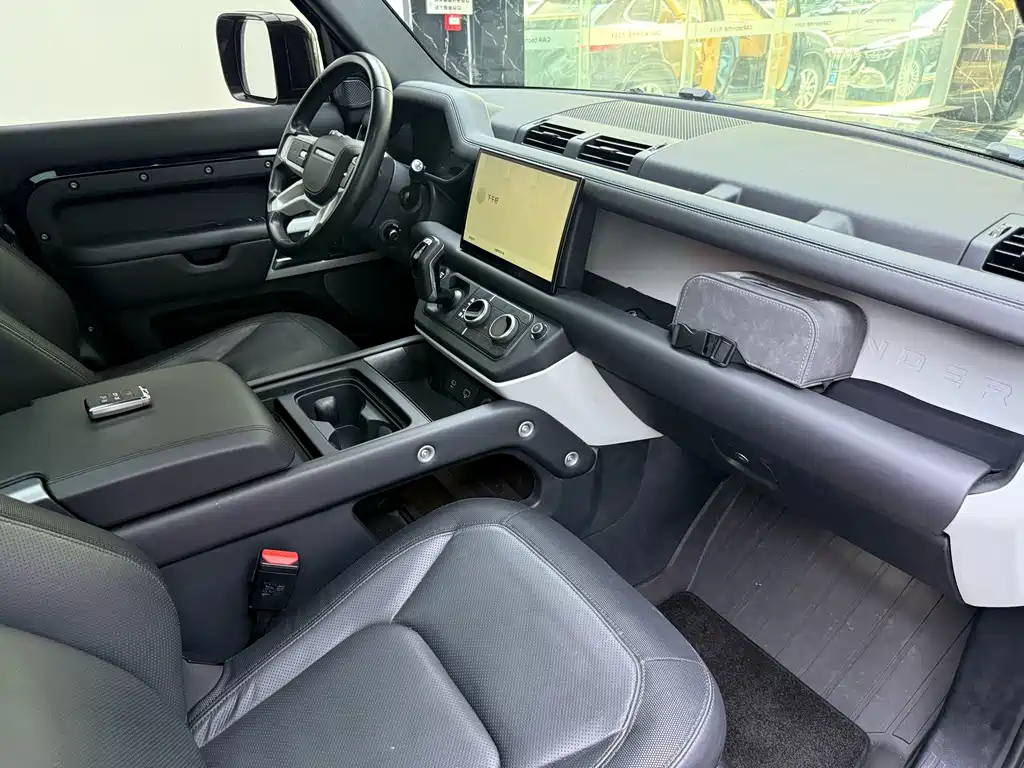 Land Rover Defender 2023 — фото 19