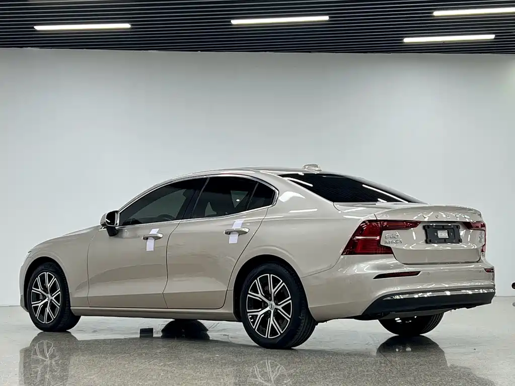 Volvo S60 2022 — фото 3