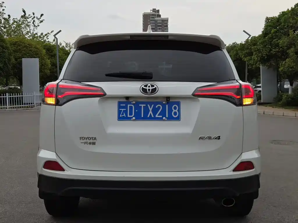 Toyota RAV4 2019 — фото 8