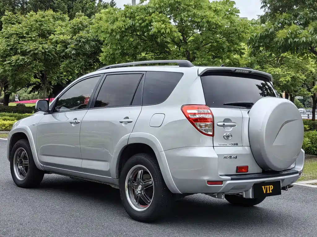 Toyota RAV4 2011 — фото 7