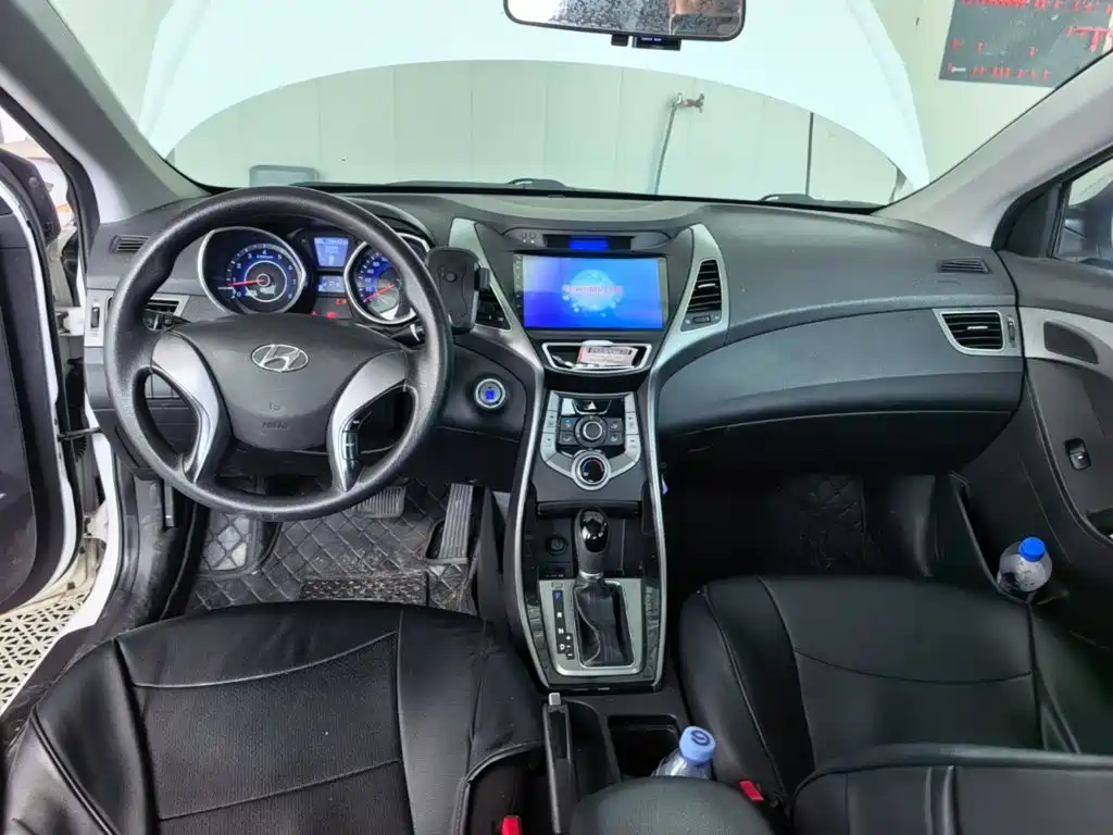 Hyundai Elantra 2015 — фото 10