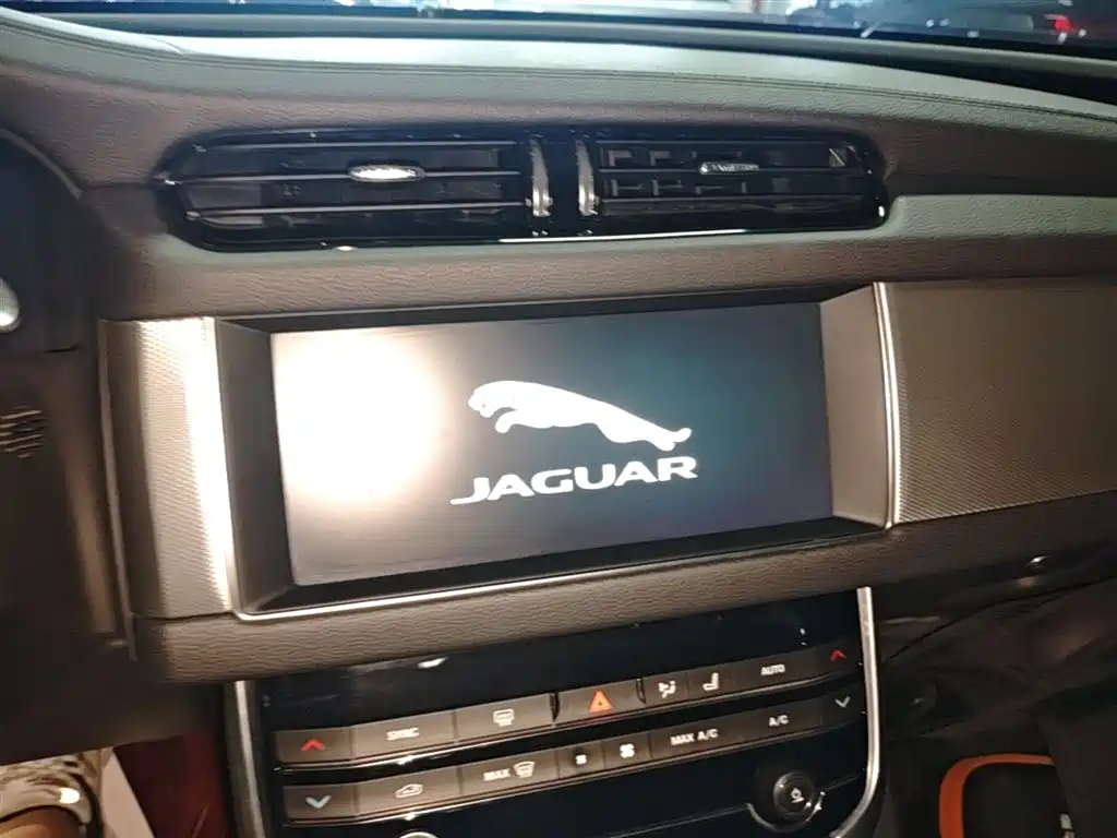 Jaguar XFL 2021 — фото 13