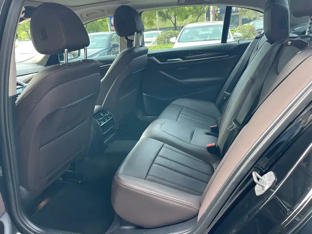 BMW 5 Series 2019 — фото 11