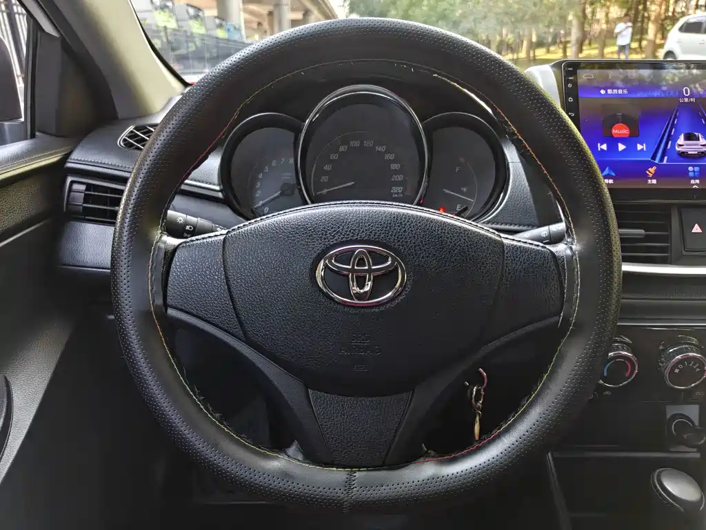 Toyota Yaris L 2020 — фото 10