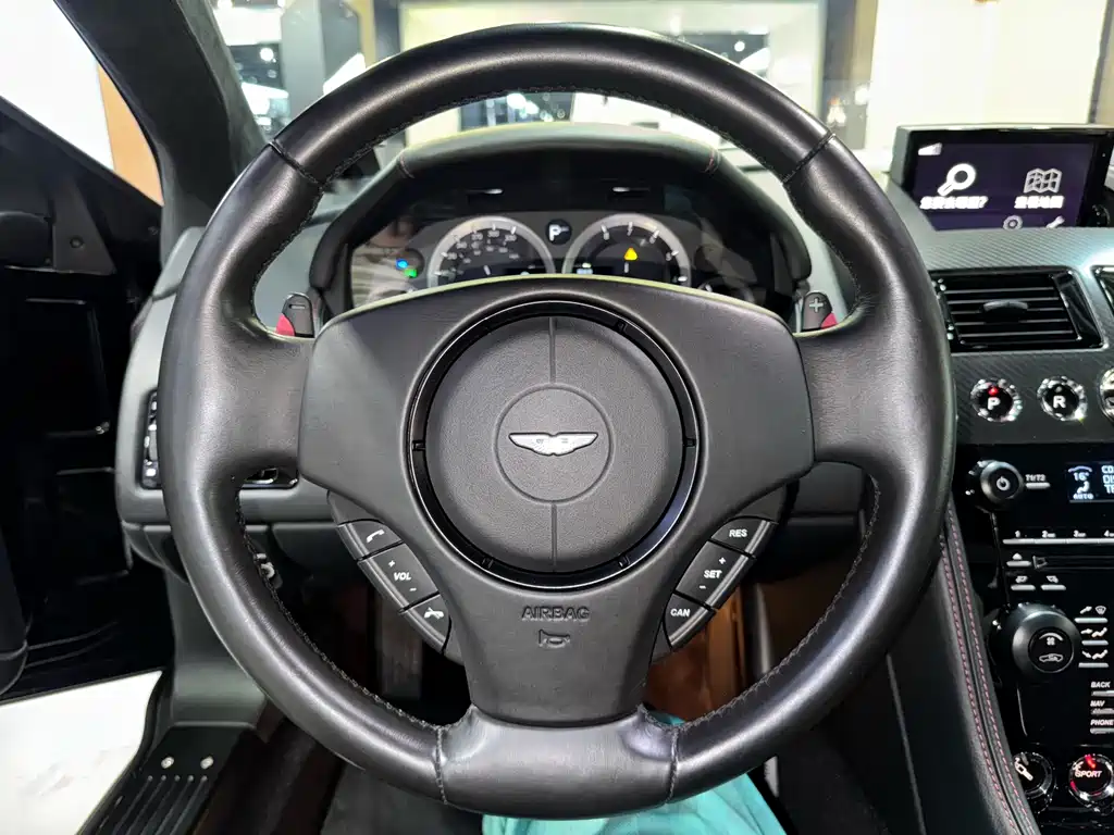 Aston Martin DB9 2015 — фото 11