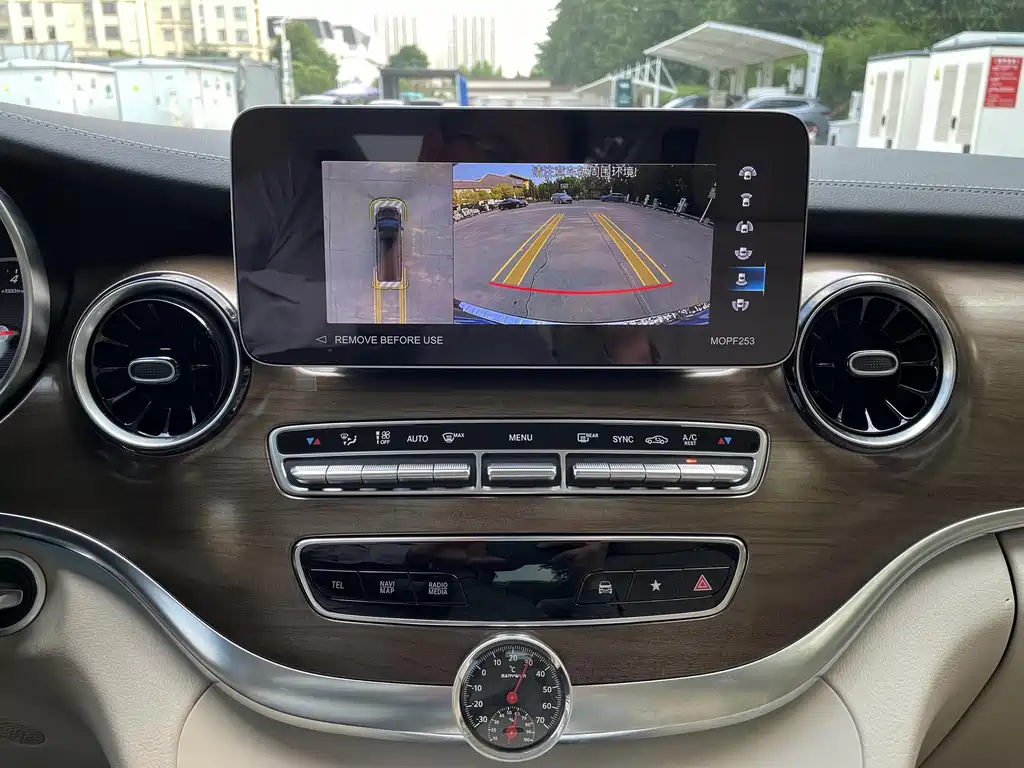 Mercedes-Benz V-Class 2023 — фото 13