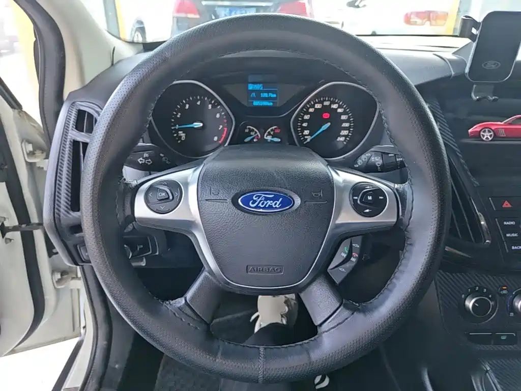 Ford Focus 2014 — фото 11
