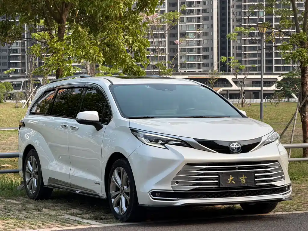 Toyota Sienna 2023 — фото 3