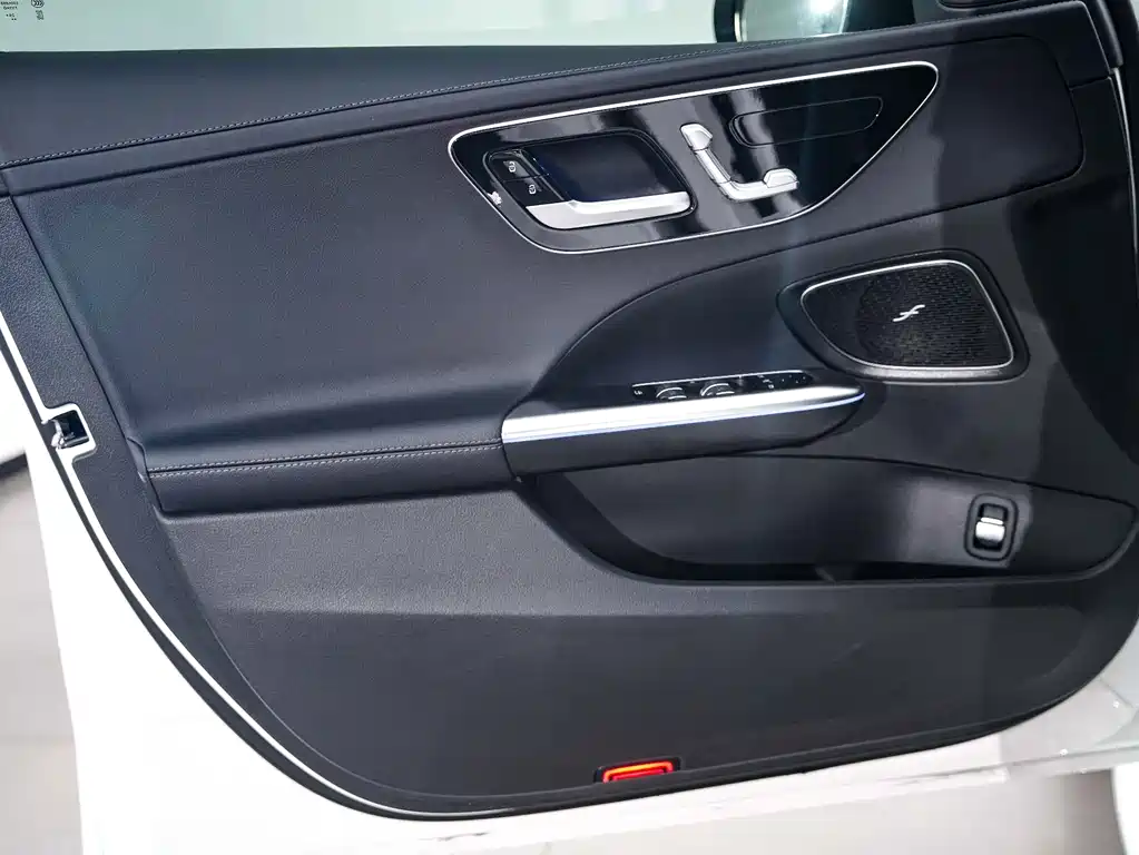 Mercedes-Benz C-Class 2025 — фото 8