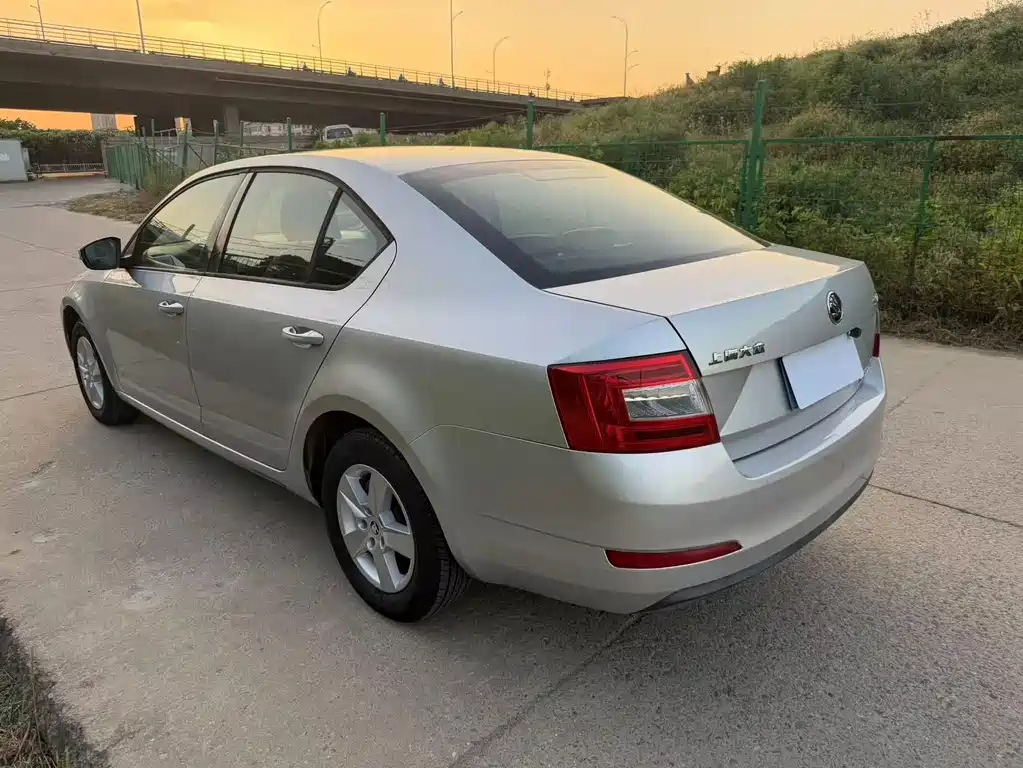 Skoda Octavia 2015 — фото 9