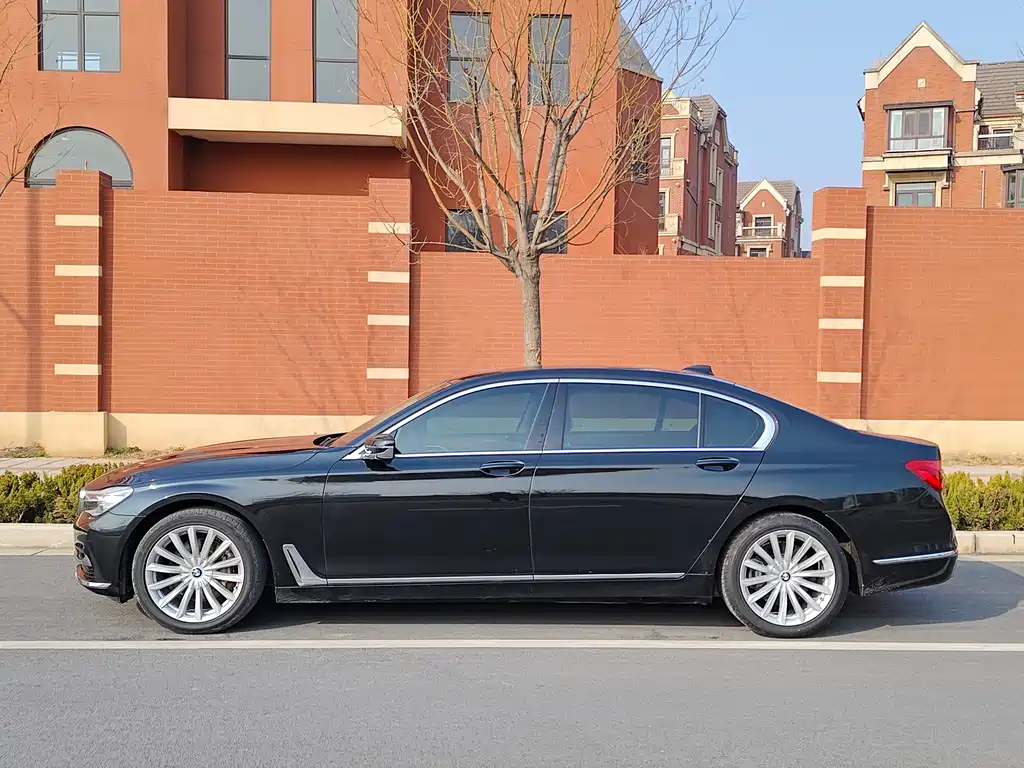 BMW 7 Series 2018 — фото 19