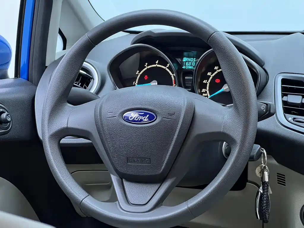 Ford Fiesta 2014 — фото 17
