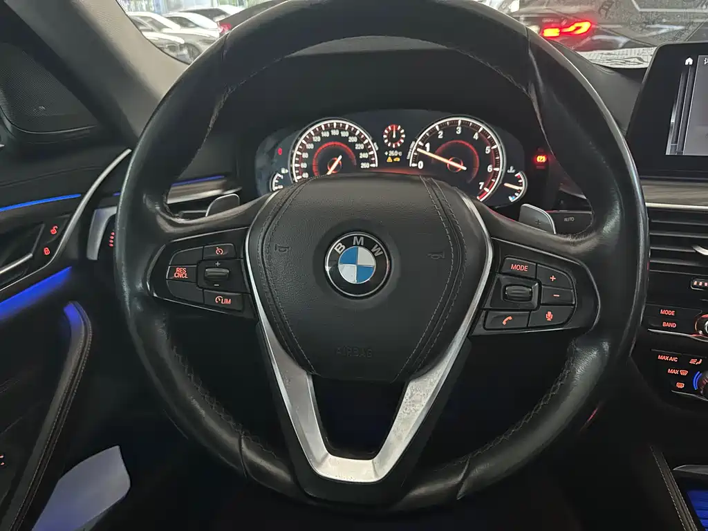 BMW 5 Series 2018 — фото 25
