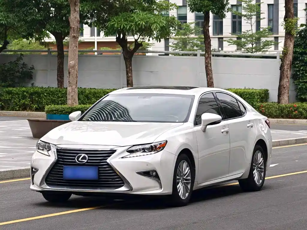 Lexus ES 2017 — фото 1