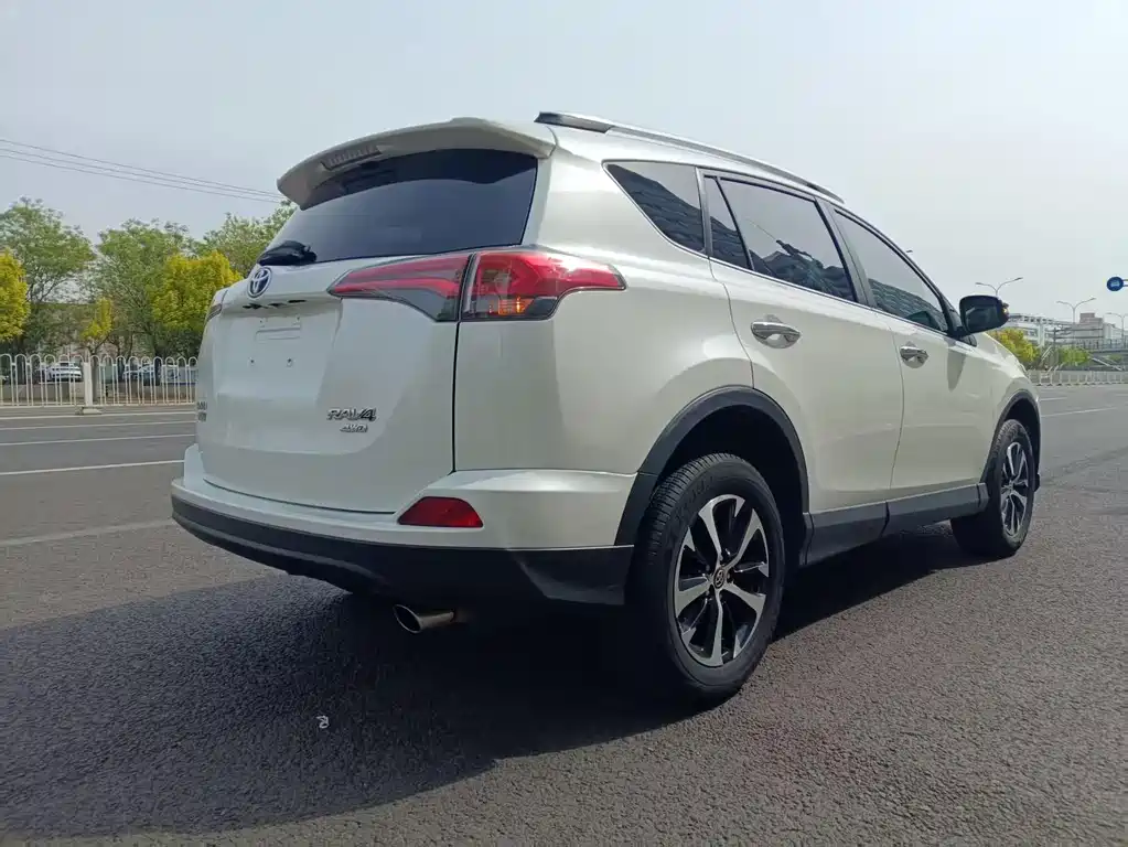 Toyota RAV4 2018 — фото 4