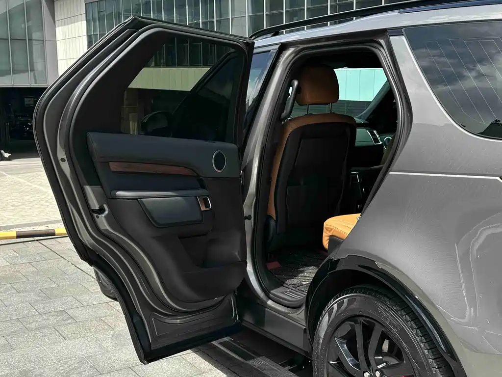 Land Rover Discovery 2018 — фото 10