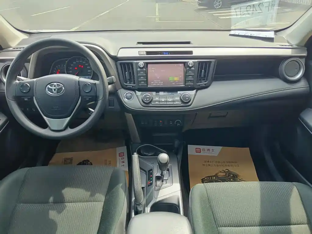 Toyota RAV4 2018 — фото 8