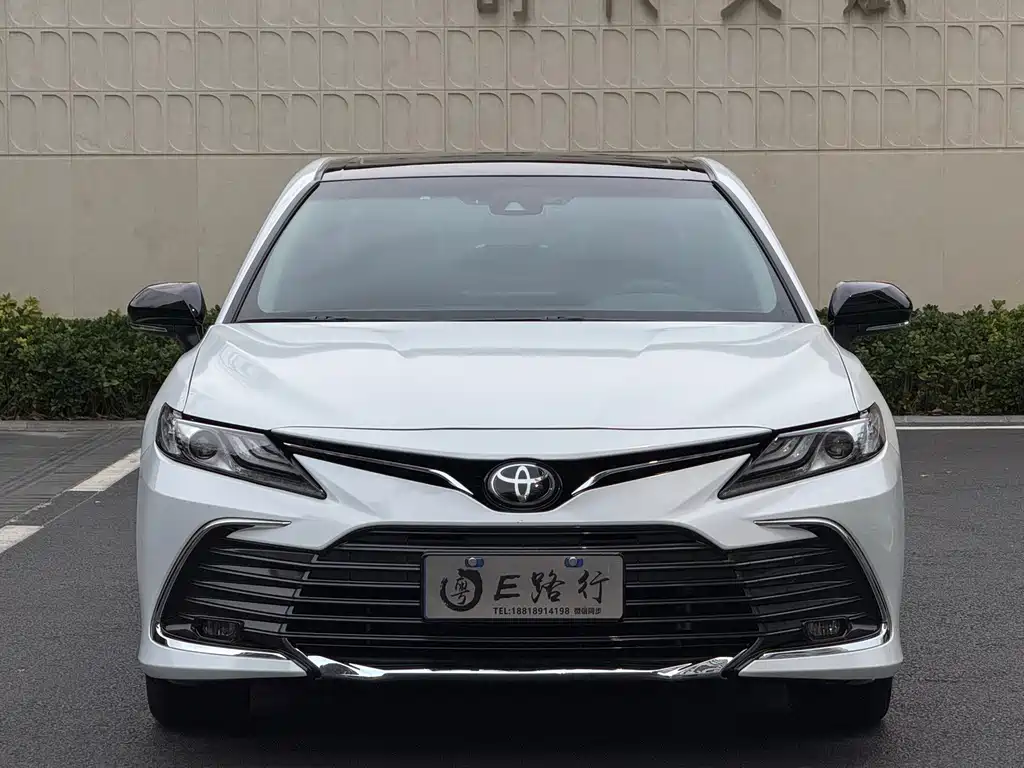 Toyota Camry 2023 — фото 2