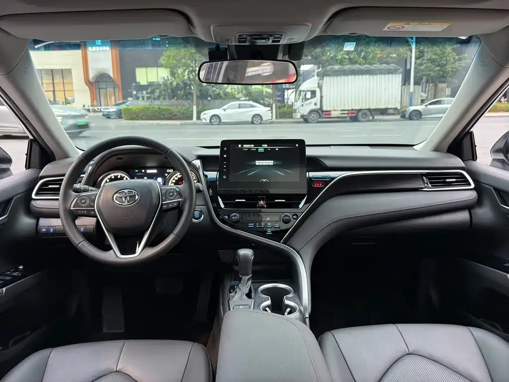 Toyota Camry 2023 — фото 4