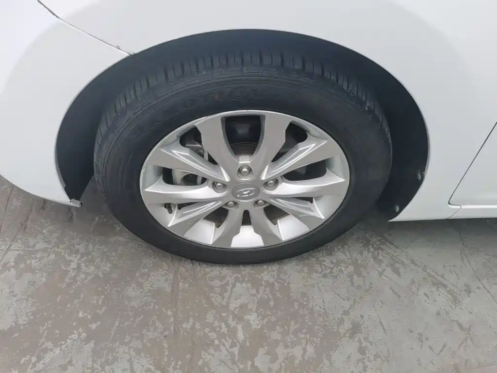 Hyundai Elantra 2016 — фото 23