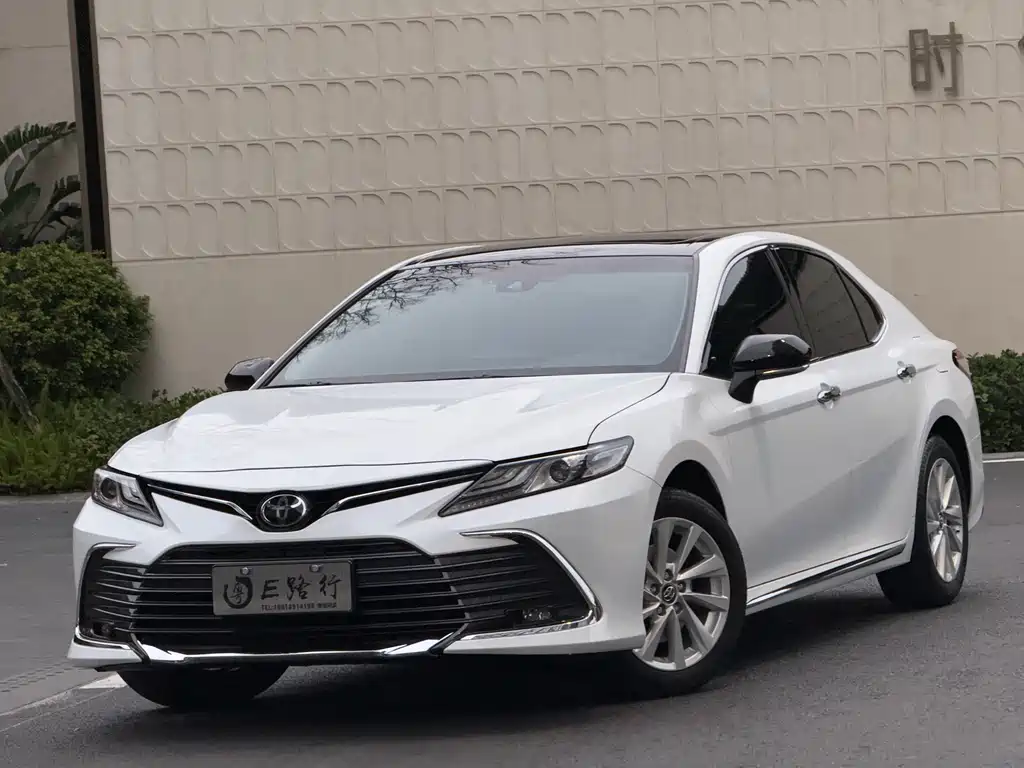 Toyota Camry 2023 — фото 1