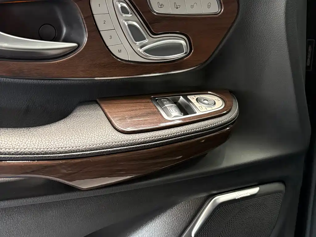 Mercedes-Benz V-Class 2022 — фото 10