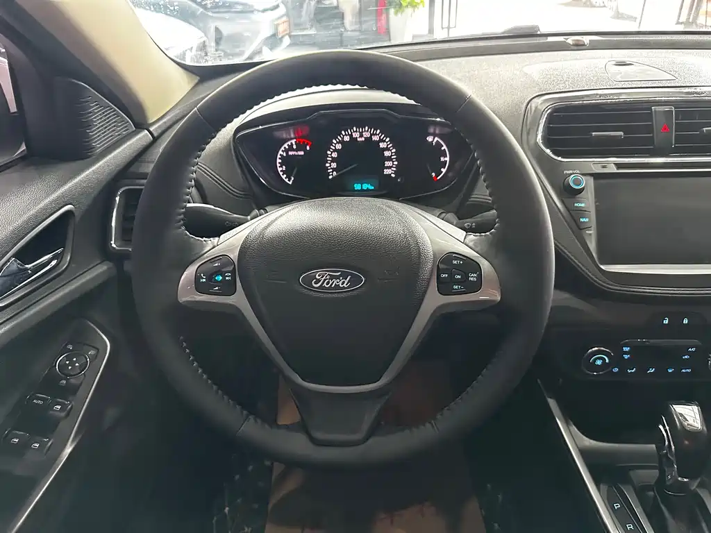 Ford Escort 2017 — фото 10
