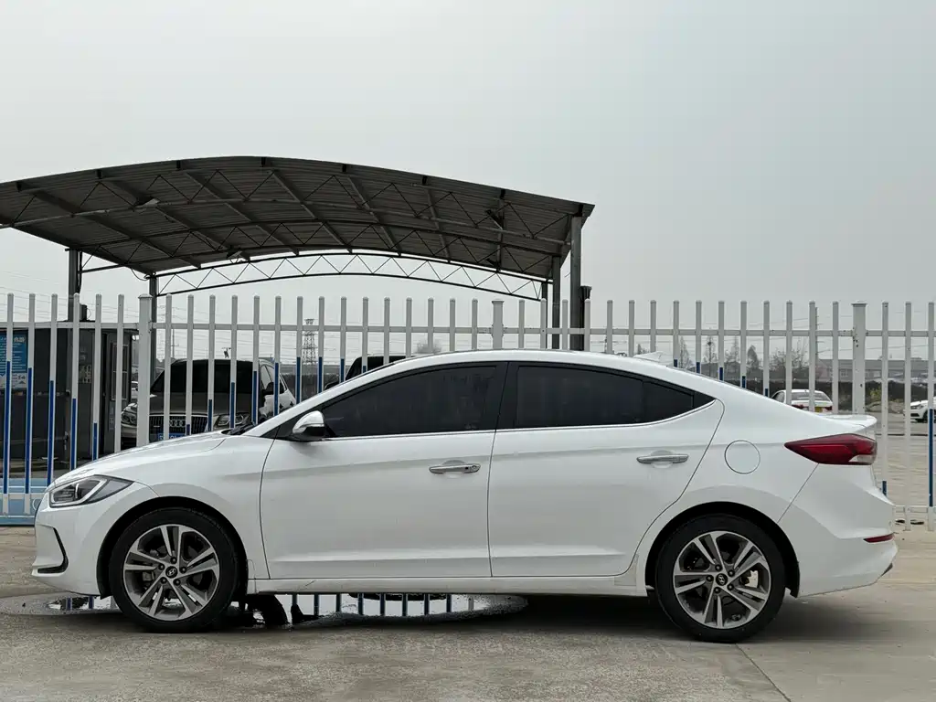 Hyundai Elantra 2016 — фото 3