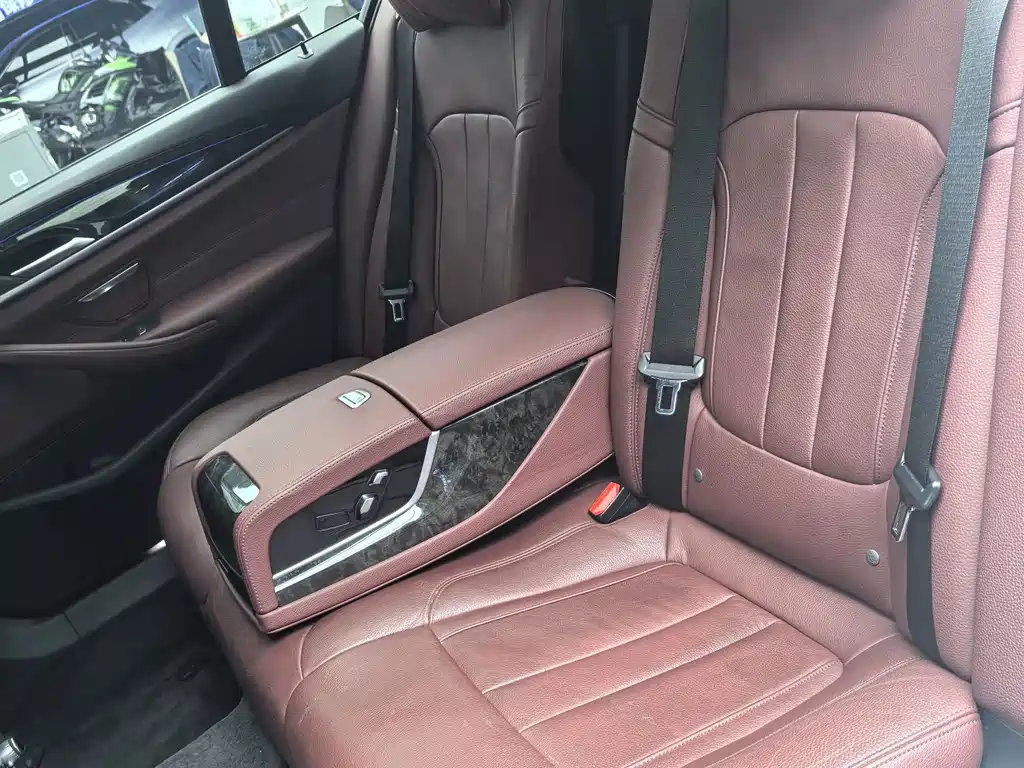 BMW 5 Series 2018 — фото 13