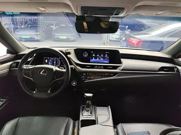 Lexus ES 2018