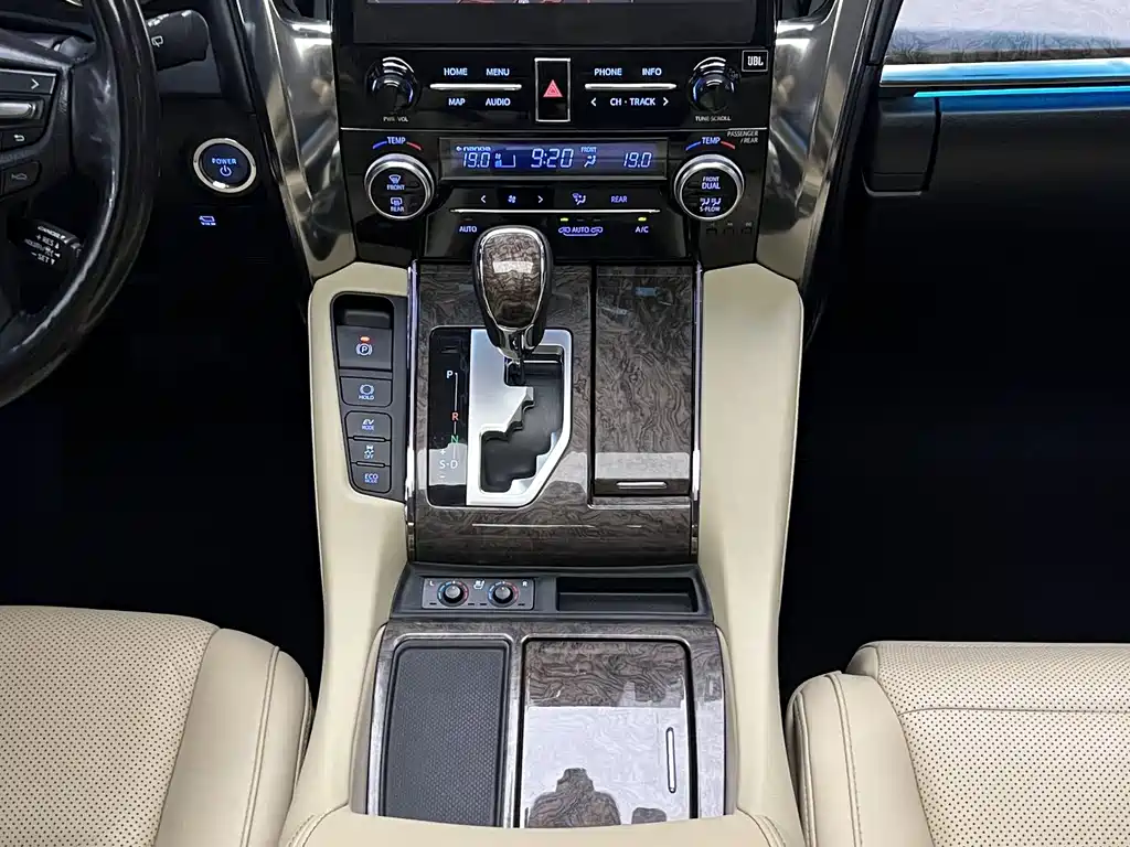 Toyota Vellfire 2020 — фото 30