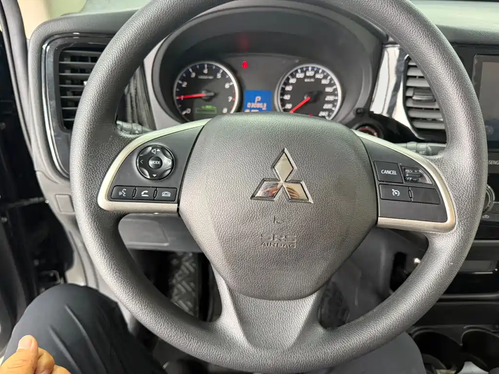 Mitsubishi Outlander 2023 — фото 11