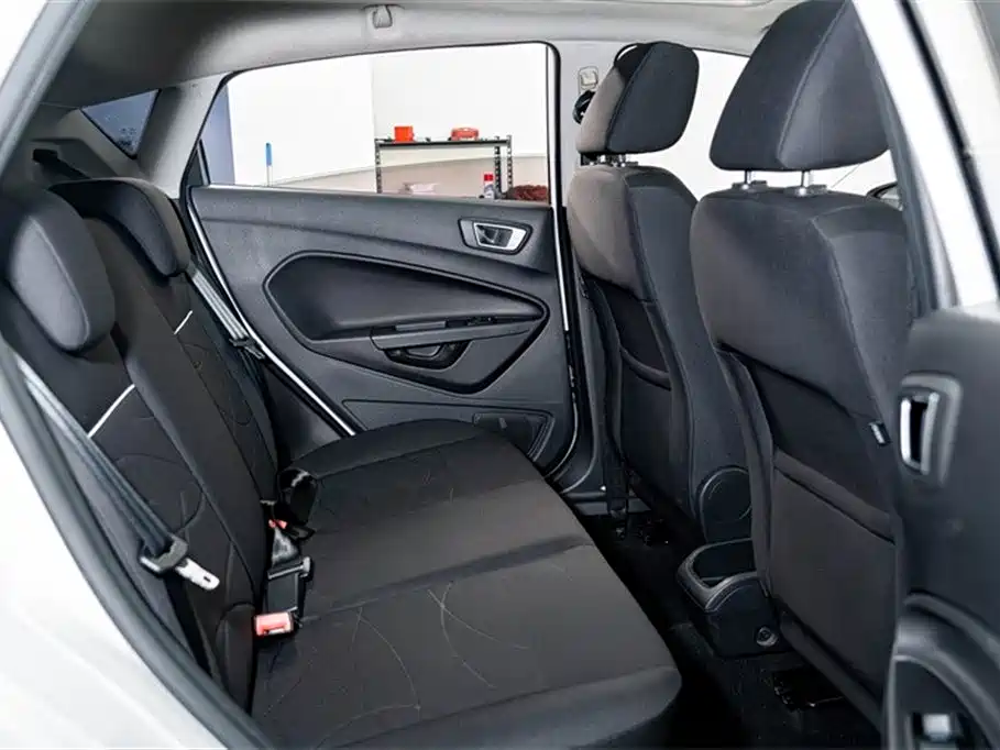 Ford Fiesta 2015 — фото 20