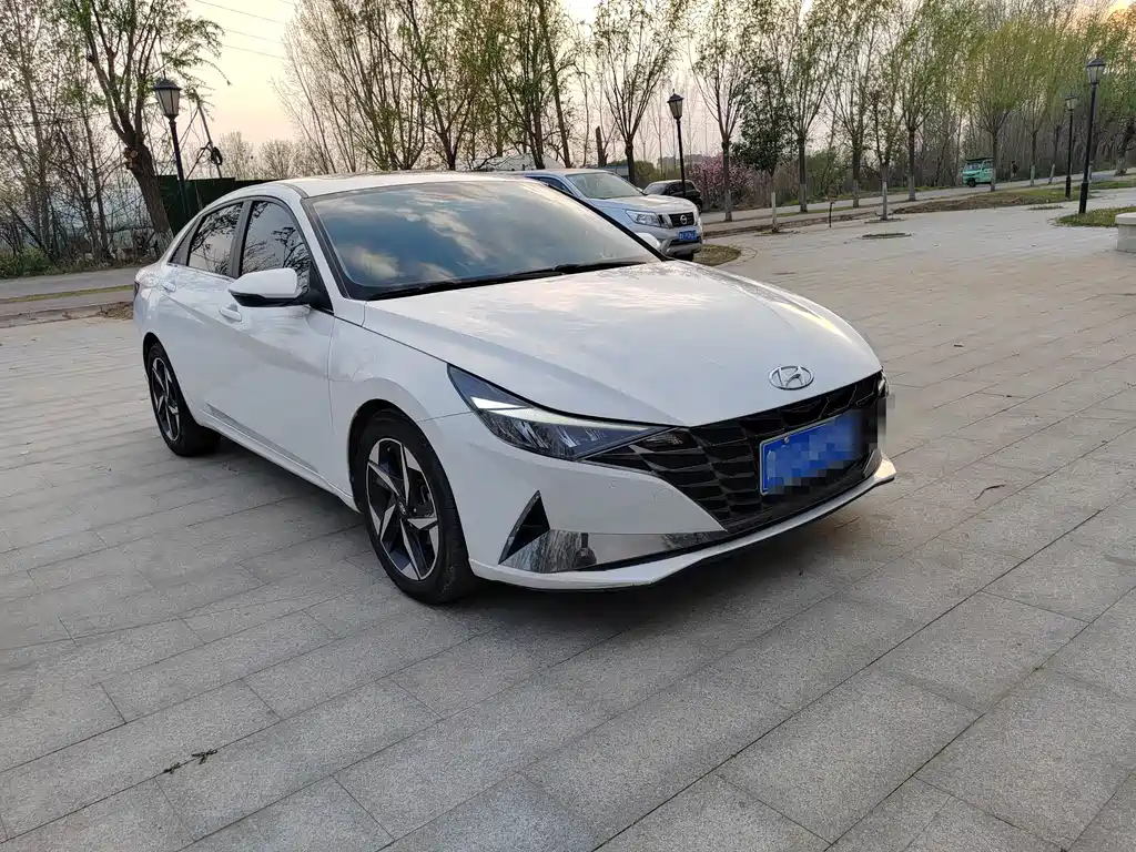 Hyundai Elantra 2023 — фото 1